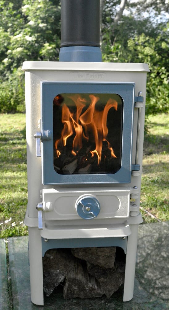 Our small stove continues to provide the unmistakable warmth and glow of a crackling fire, which sits at the heart of every home. This can be viewed through the Hobbit Stove’s clear glass pane thanks to our Airwash and clean burning technology. 